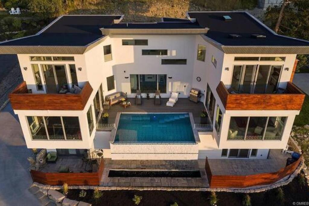 The Infiniti Villa Kelowna Buitenkant foto